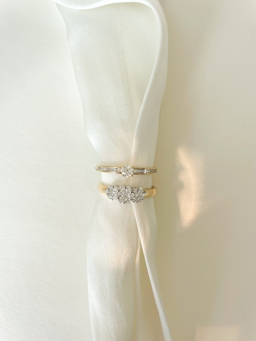 solitaire-ring-van-14-karaat-goud-met-0-63-crt-diamanten-baguette-en-briljant