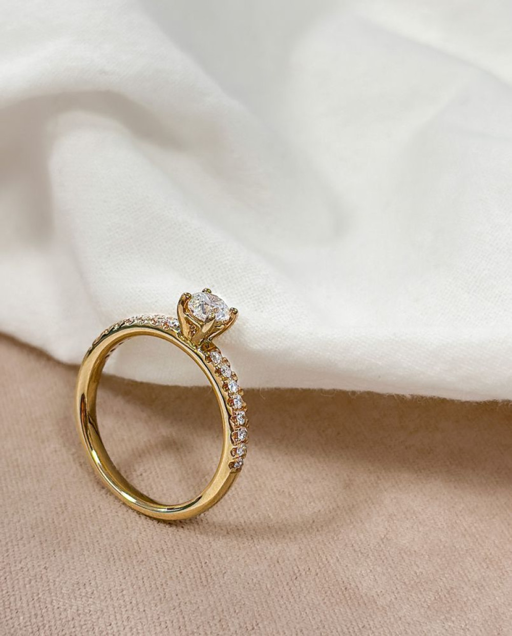 stralende-ring-van-14-karaat-goud-met-briljante-diamant-0-40-crt-en-zijstenen