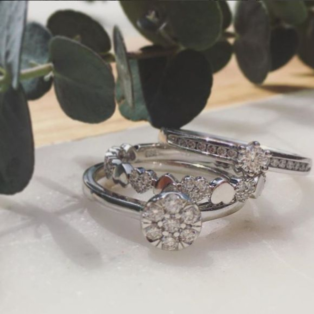 traditionele-solitair-ring-van-14-karaat-witgoud-met-centrale-diamant-en-zijstenen-elegant-ontwerp