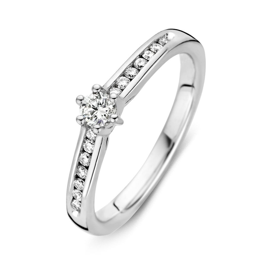 traditionele-solitair-ring-van-14-karaat-witgoud-met-centrale-diamant-en-zijstenen-elegant-ontwerp