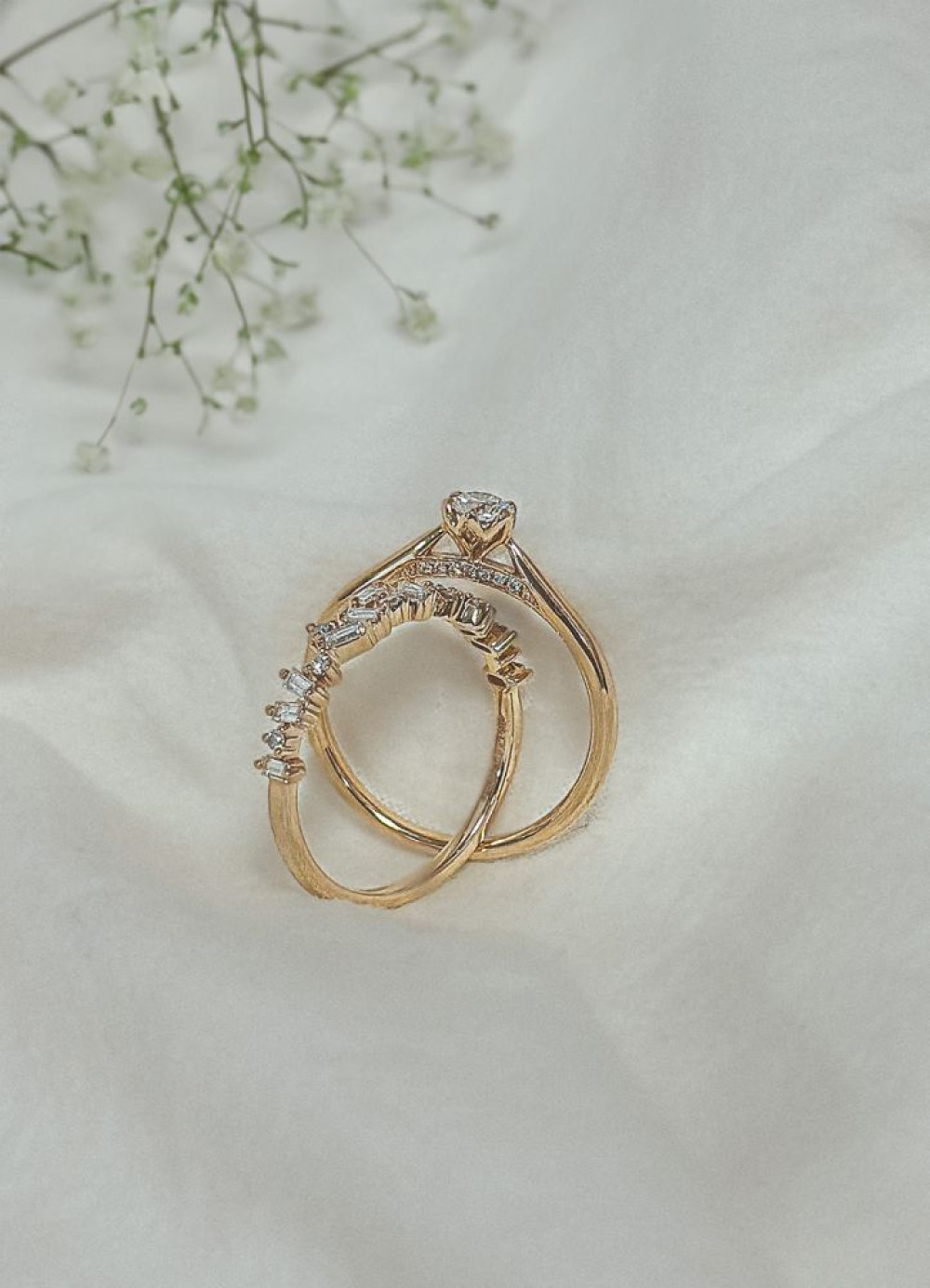 unieke-14-karaat-gouden-ring-met-0-38-crt-briljant-en-baguette-geslepen-diamanten