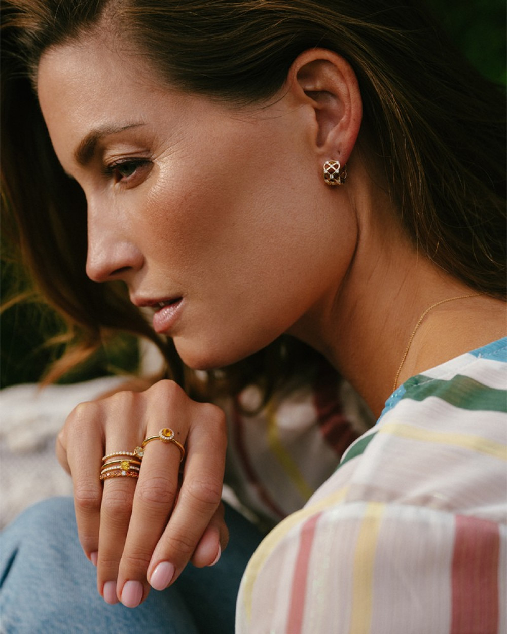 unieke-ring-van-18-karaat-goud-met-0-19-crt-diamanten-en-briljante-groene-saffier