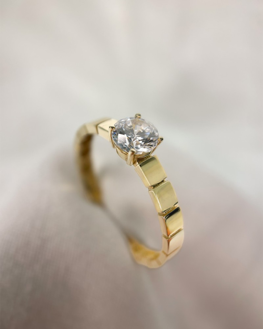 vierkante-14-karaat-gouden-schakelring-met-een-briljant-geslepen-zirkonia-van-5-mm