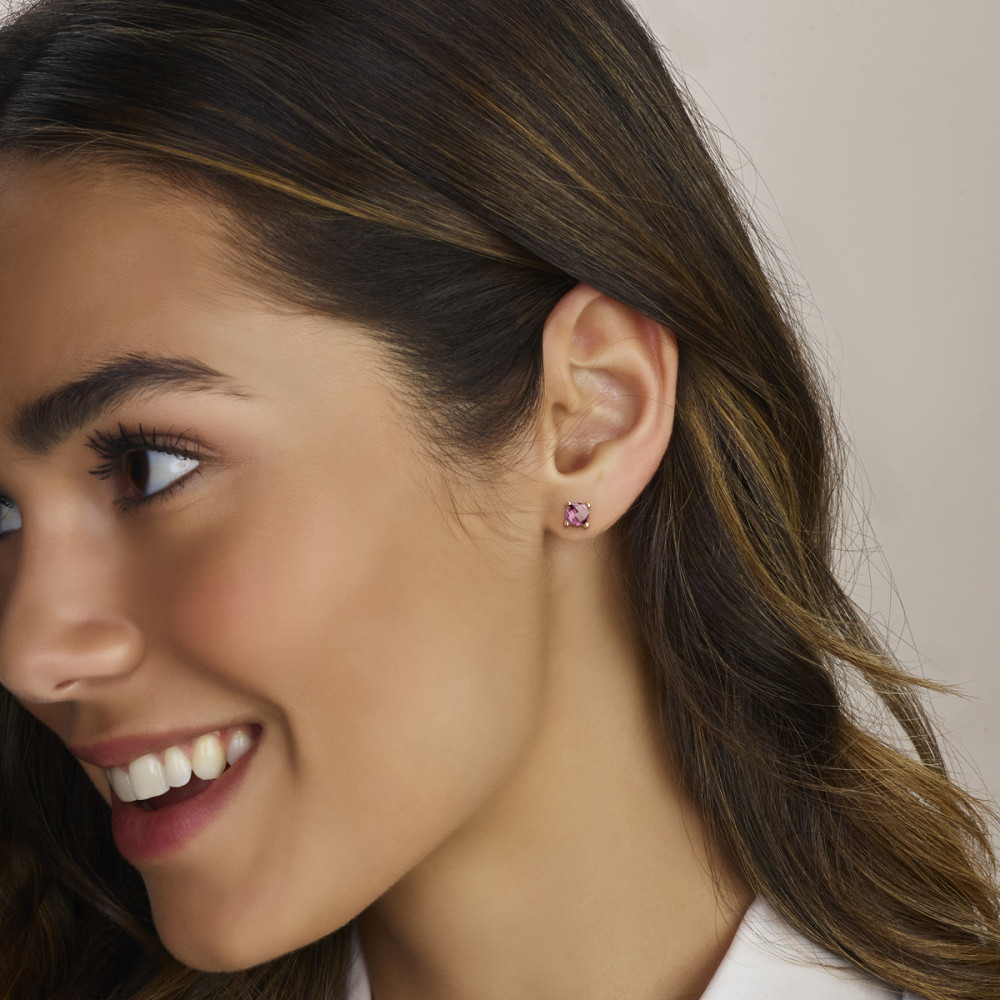 vierkante-oorknopjes-met-rhodoliet-in-14-karaat-goud-7-mm