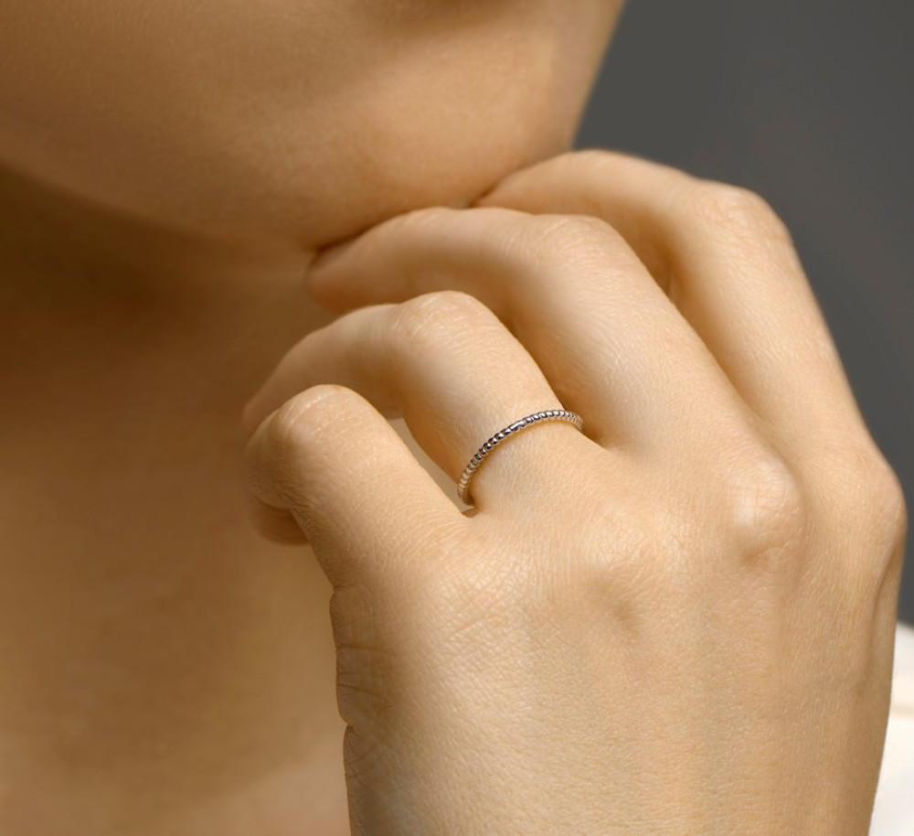 witgouden-aanschuifring-met-bolletjespatroon