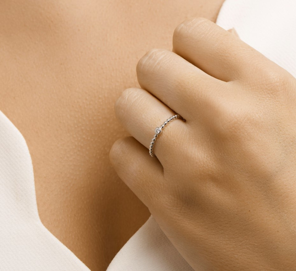 witgouden-bolletjesring-met-solitaire-zirkonia