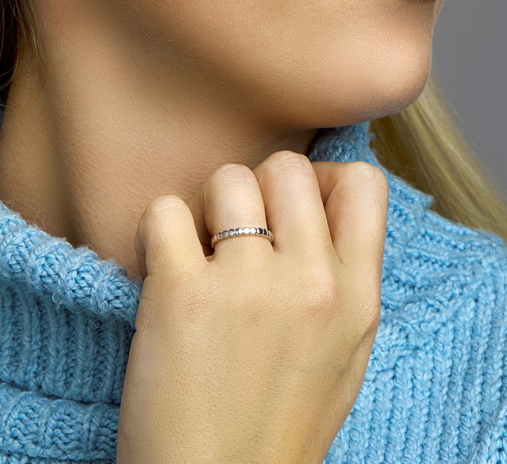 witgouden-bolletjesring-met-subtiele-uitstraling