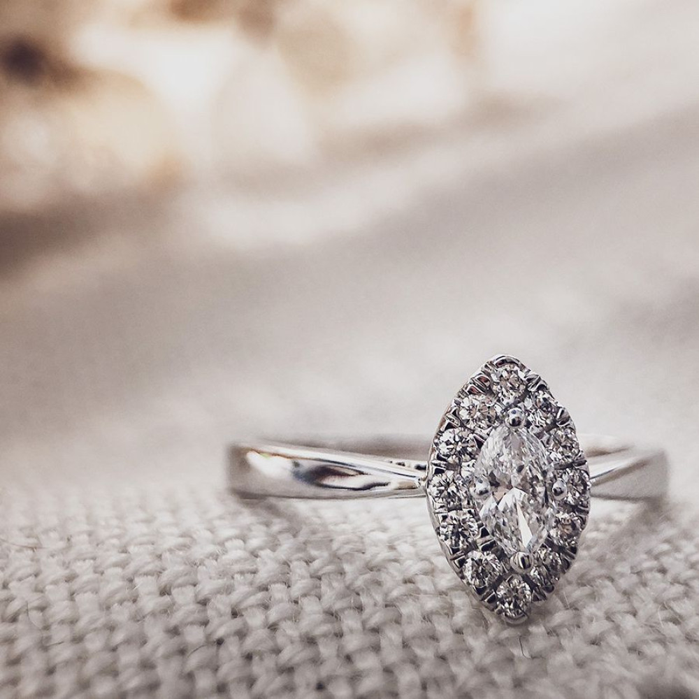witgouden-entourage-ring-met-ovale-diamant-en-halo-design