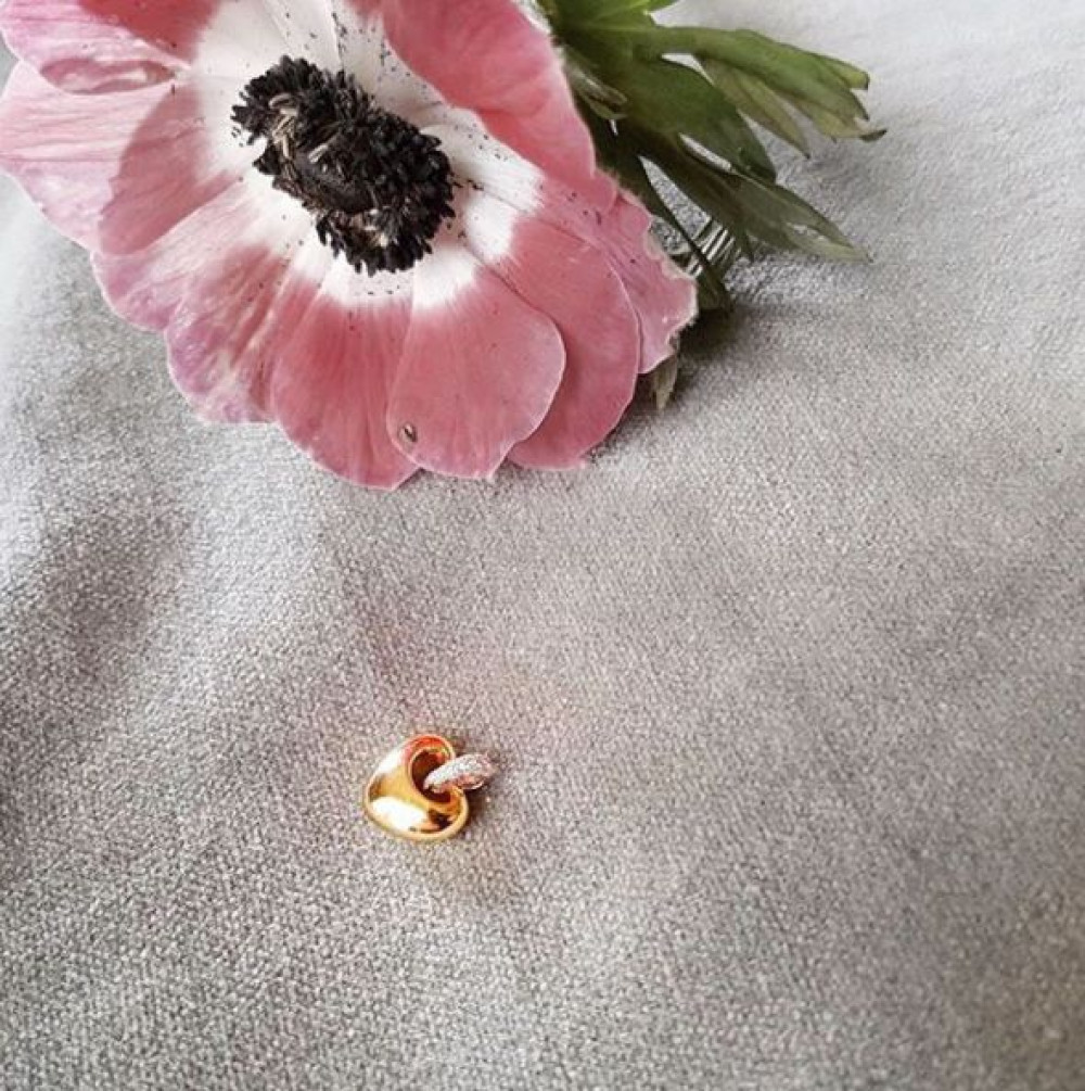 witgouden-hanger-met-diamanten-0-05-crt-en-gouden-hartje-hoogte-12-mm