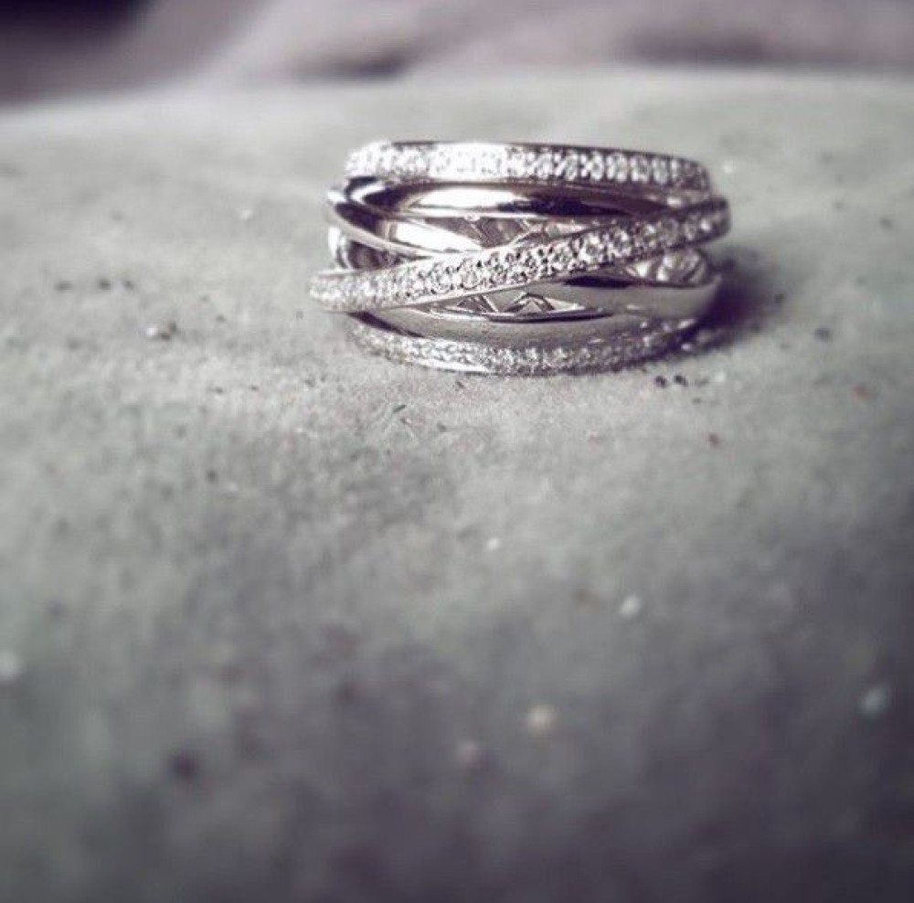 witgouden-pave-crossover-ring-met-diamanten