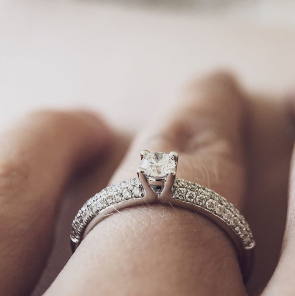 witgouden-pave-solitair-ring-met-centrale-diamant-0-47-crt