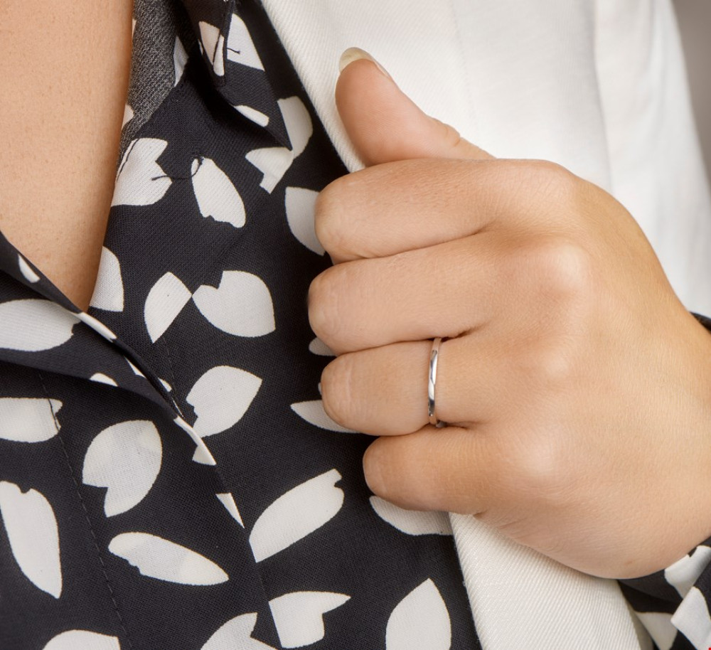 witgouden-smalle-aanschuifring-met-tijdloos-design