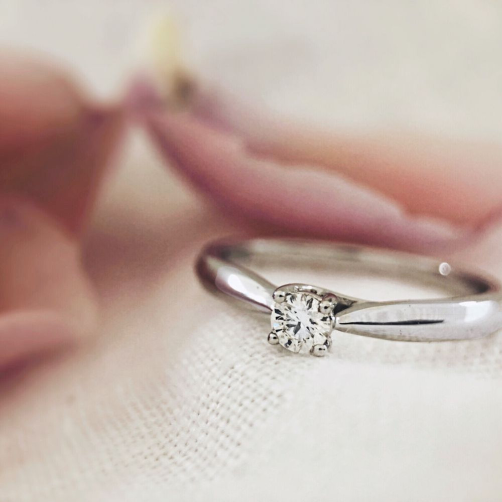 witgouden-solitair-ring-met-0-16-crt-diamant