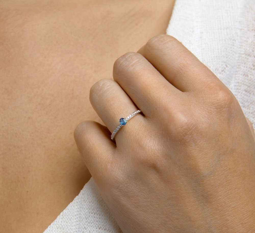 witgouden-solitair-ring-met-blauwe-saffier-en-diamanten