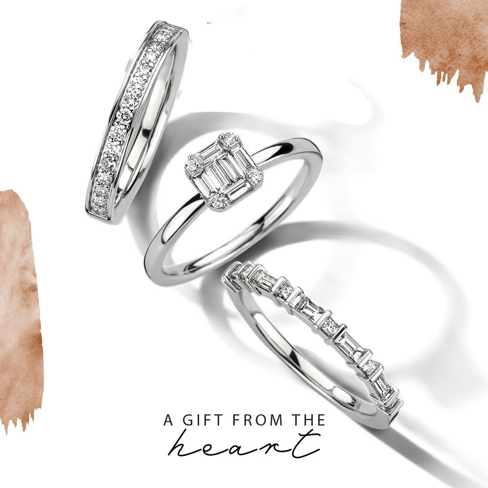 witgouden-solitair-ring-met-rechthoekige-diamant-en-baguette-zijstenen