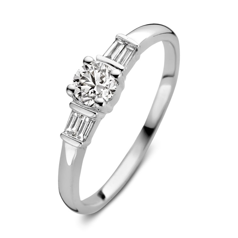 witgouden-solitair-ring-met-ronde-en-baguette-diamanten
