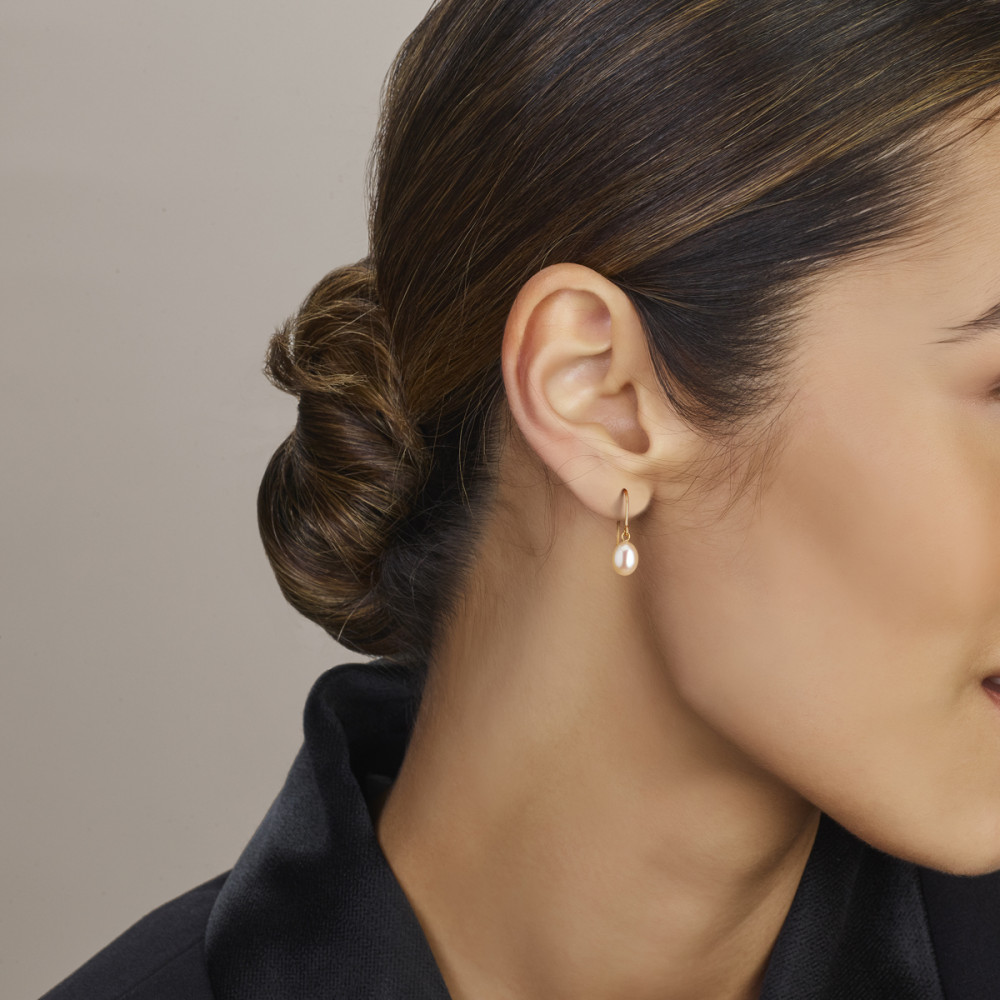 witte-zoetwaterparel-oorhangers-goud-24-mm