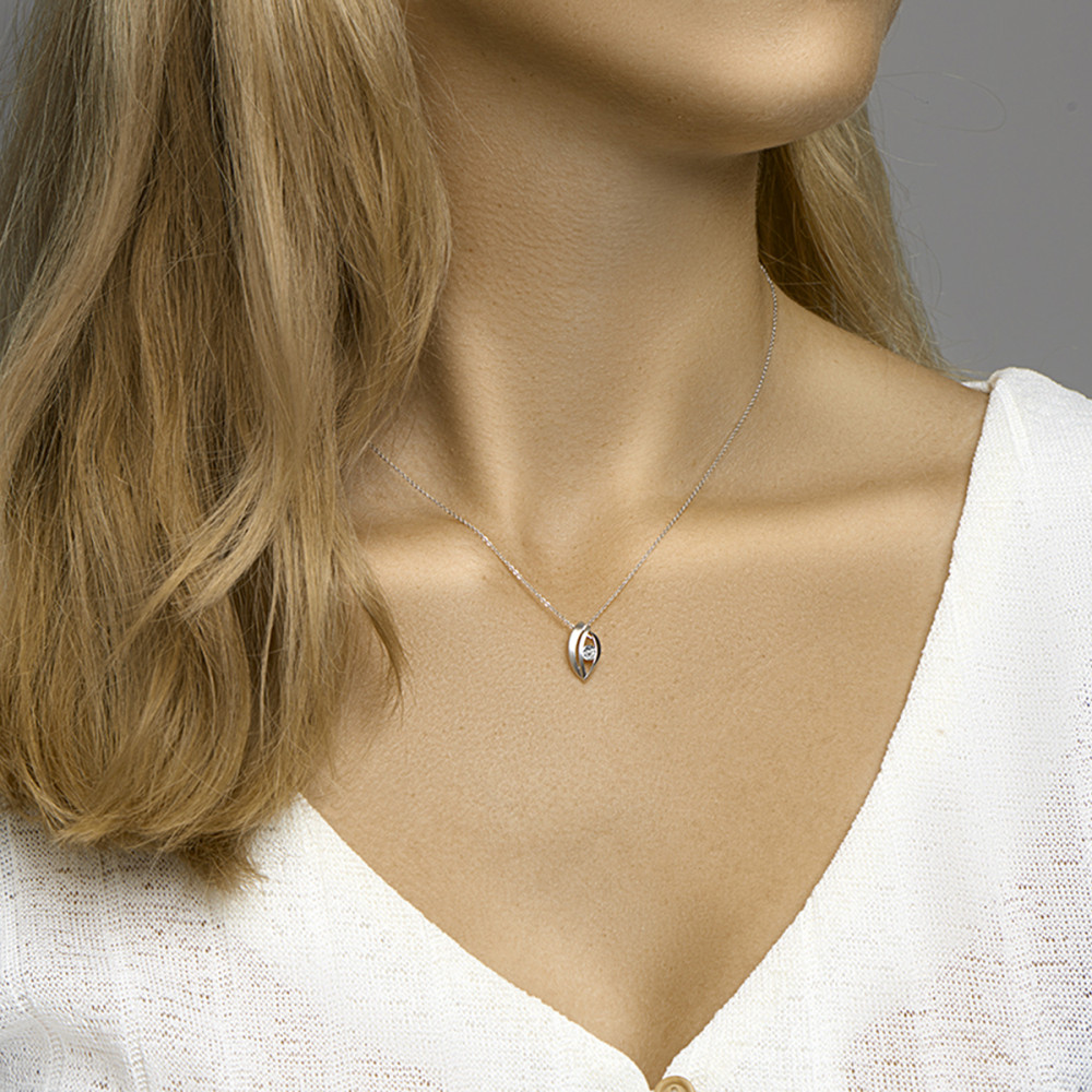 zilveren-abstracte-hanger-met-zirkonia-8-mm-breed-hoogte-15-mm
