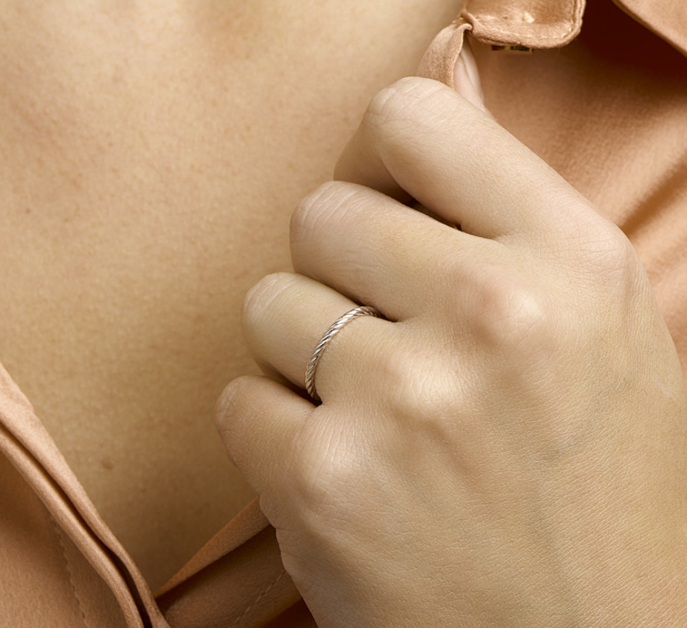 zilveren-gedraaide-aanschuifring-met-gerhodineerde-afwerking