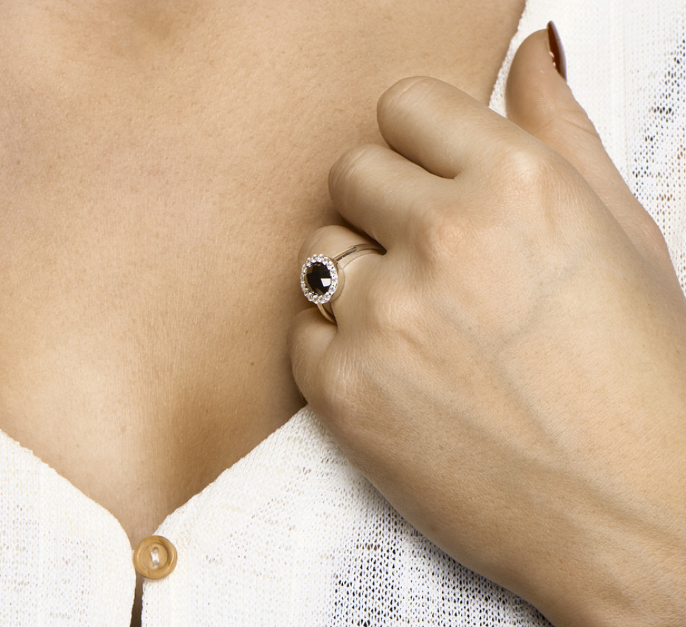 zilveren-halo-ring-met-ovale-onyx-en-zirkonia