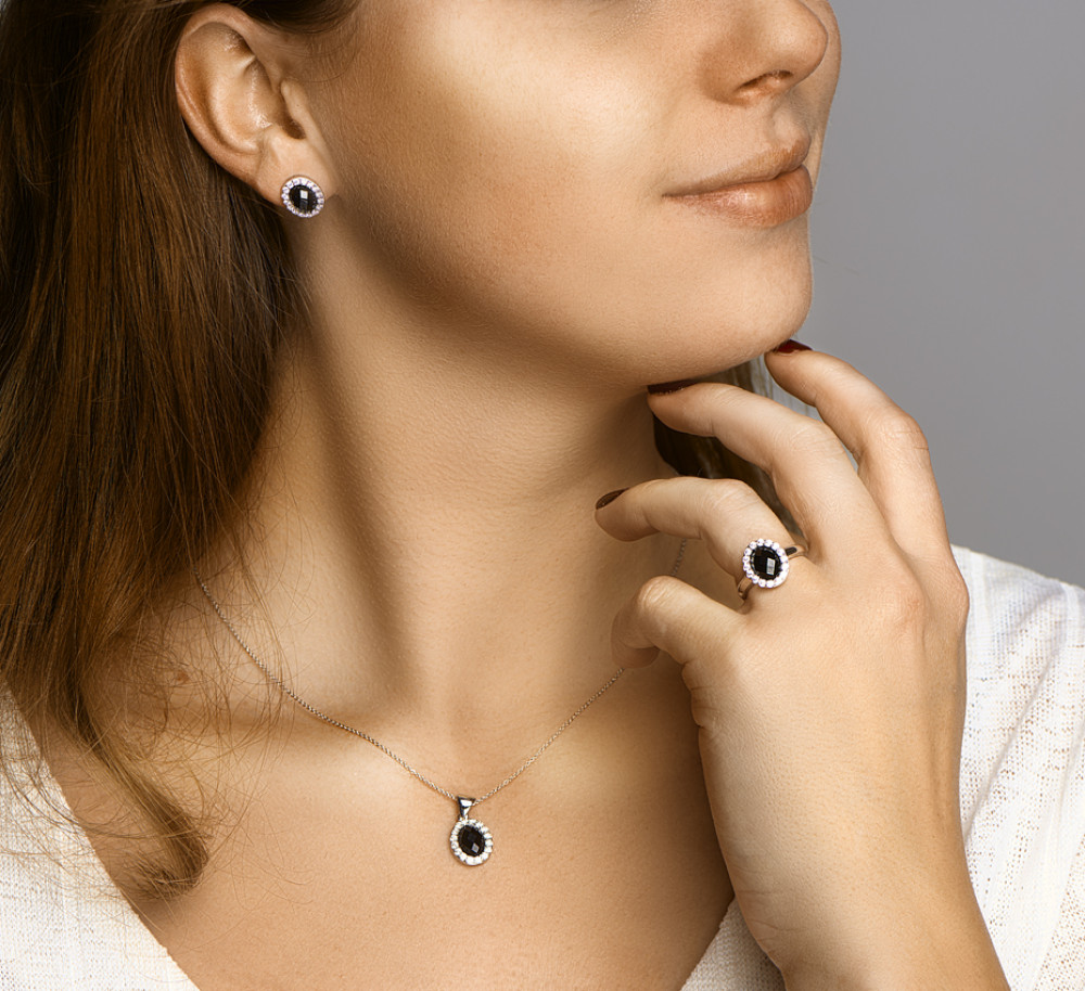 zilveren-halo-ring-met-ovale-onyx-en-zirkonia