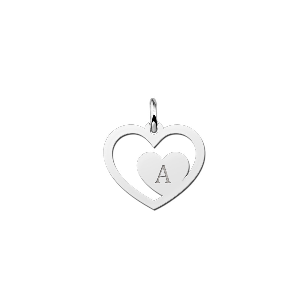 zilveren-hanger-met-open-en-dicht-hartje-en-letter-gravure-hoogte-15-5-mm