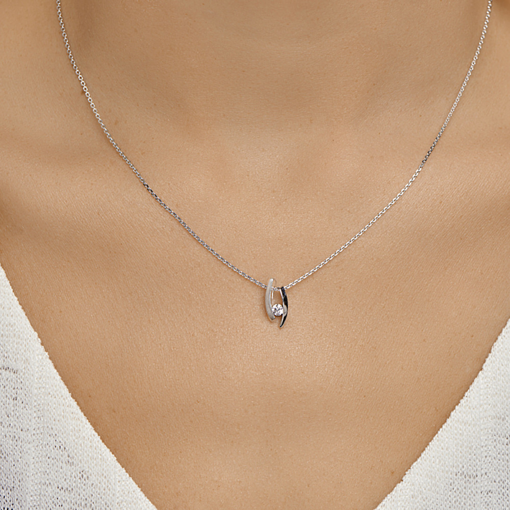 zilveren-hanger-met-twee-strepen-en-zirkonia-in-het-midden-6-5-mm-breed-hoogte-14-5-mm