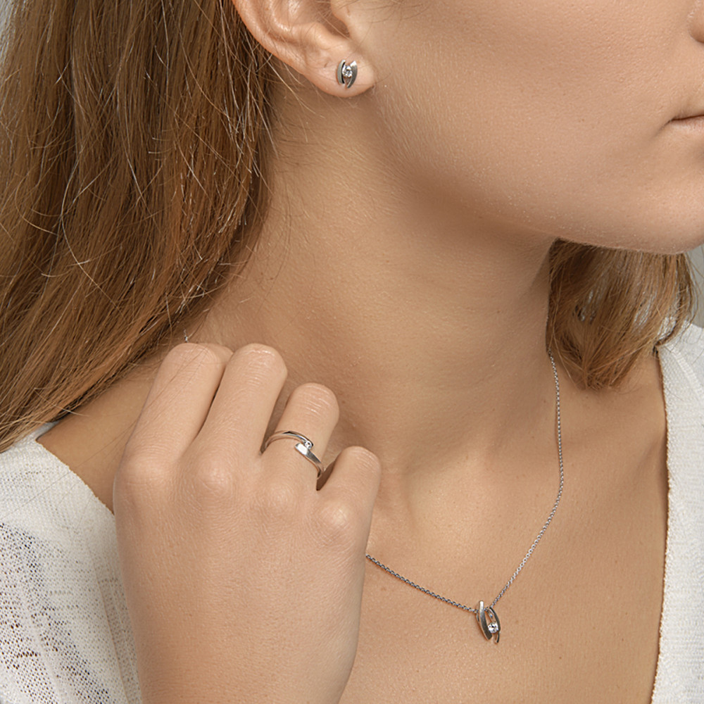 zilveren-hanger-met-twee-strepen-en-zirkonia-in-het-midden-6-5-mm-breed-hoogte-14-5-mm