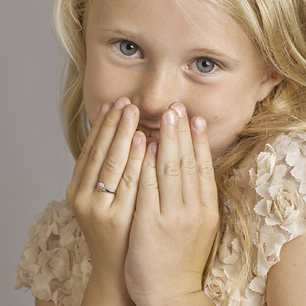 zilveren-kinderring-met-kleurrijke-cupcake