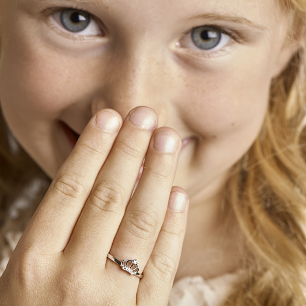 zilveren-kinderring-met-kroon-en-zirkonia-s