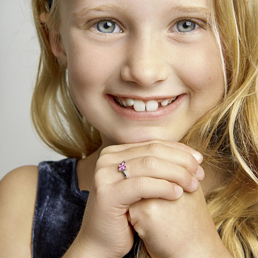 zilveren-kinderring-met-roze-geemailleerde-vlinder