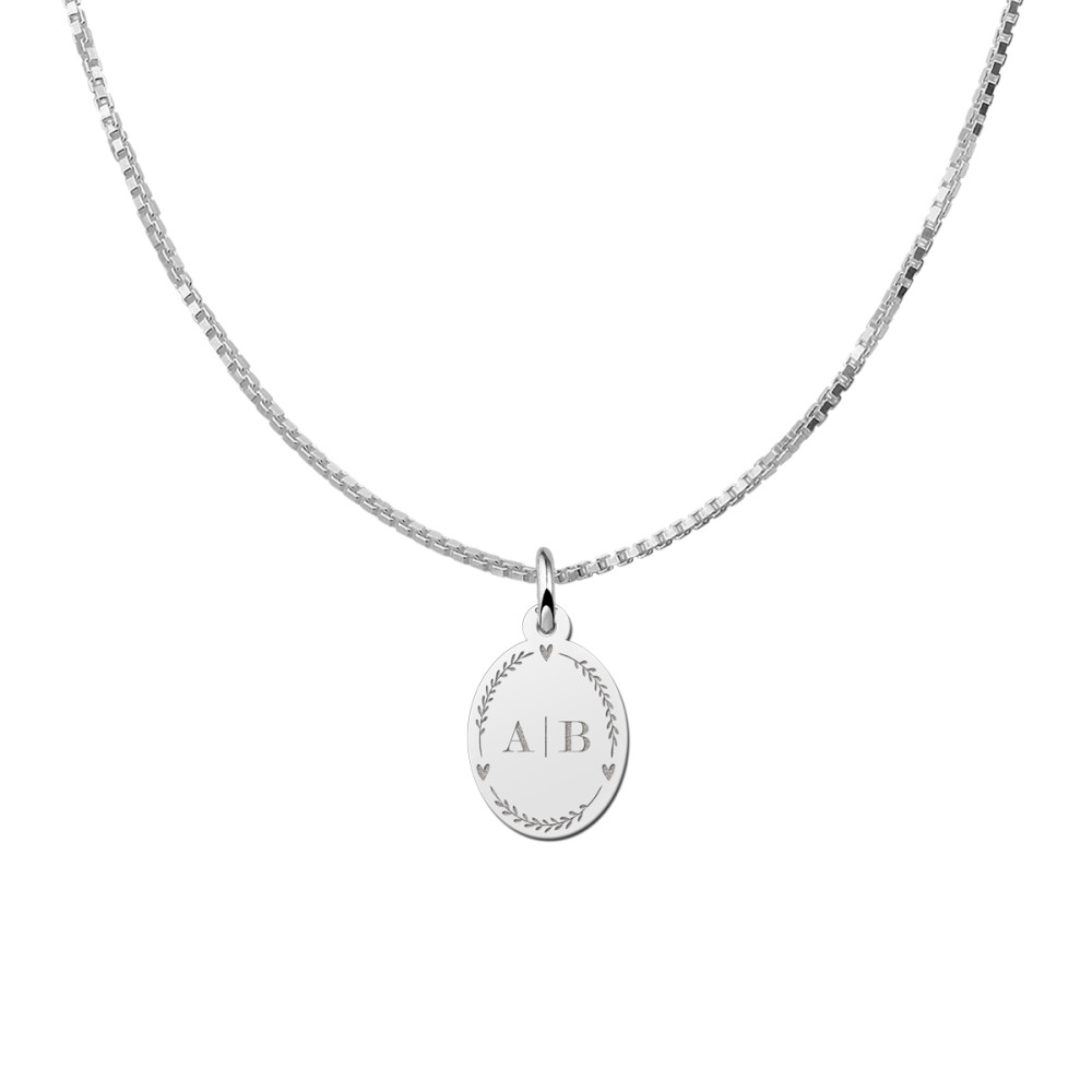 zilveren-ovale-hanger-met-initialen-en-bladpatroon-12-mm-breed-hoogte-15-mm