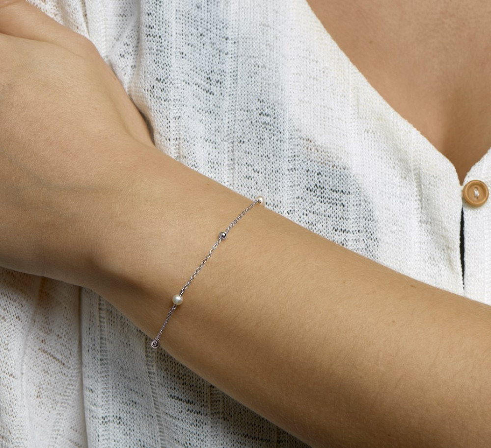 zilveren-parelarmband-met-delicate-schakels-en-zoetwaterparels