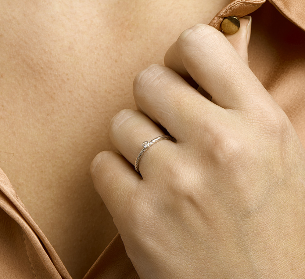 zilveren-solitair-ring-met-gedraaide-band-en-zirkonia