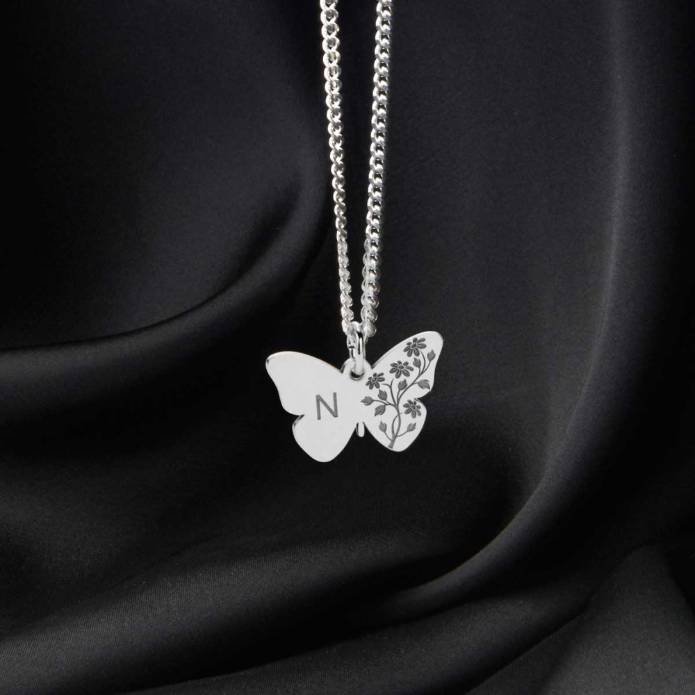 zilveren-vlinder-hanger-met-gegraveerde-bloemen-en-initiaal-14-mm-breed-hoogte-21-mm