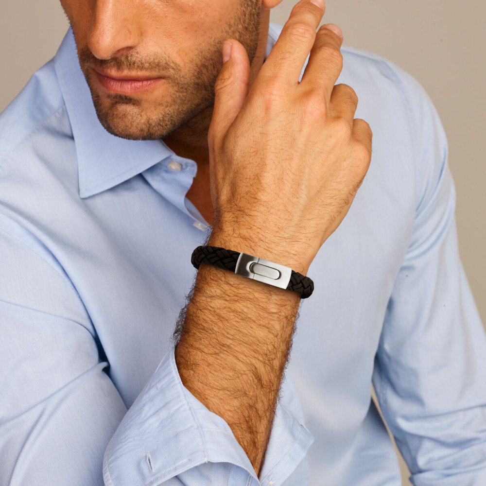 zwarte-gevlochten-leren-armband-met-zilverkleurige-sluiting