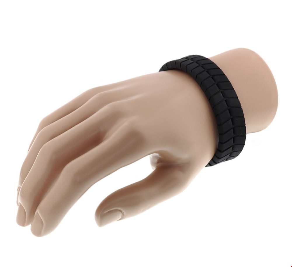 zwarte-slangenarmband-van-rubber-met-zilverkleurige-metalen-sluiting