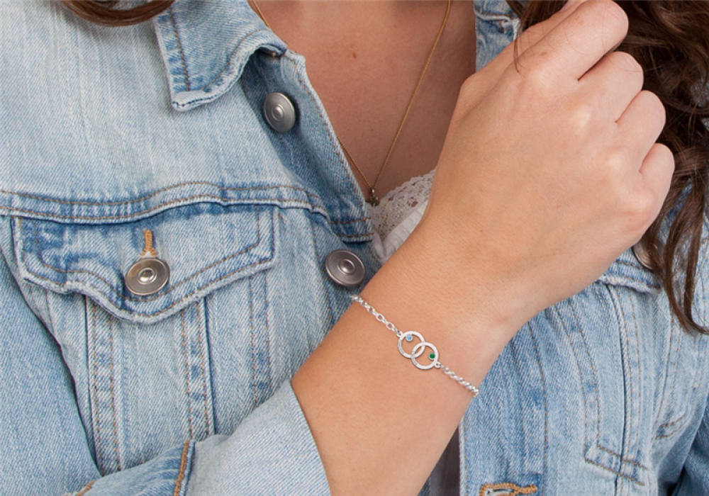 names4ever-mj016212-zilveren-geboortesteen-schakelarmband-met-gegraveerde-ronde-hangers