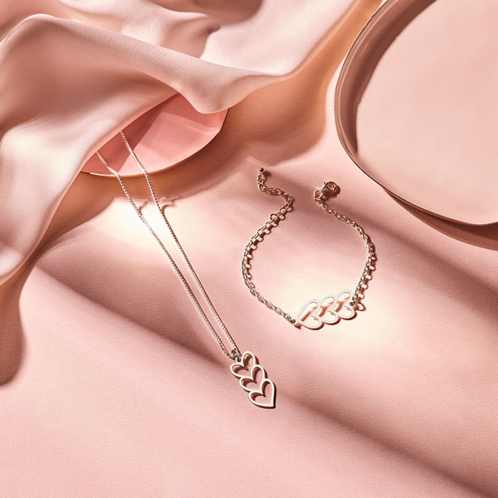 shapes-lines-mj016163-zilveren-armband-met-delicate-schakels-en-drie-hartjes-hanger