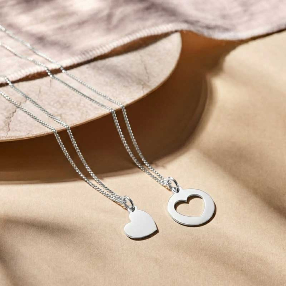 twee-zilveren-hartjes-hangers-voor-moeder-en-dochter