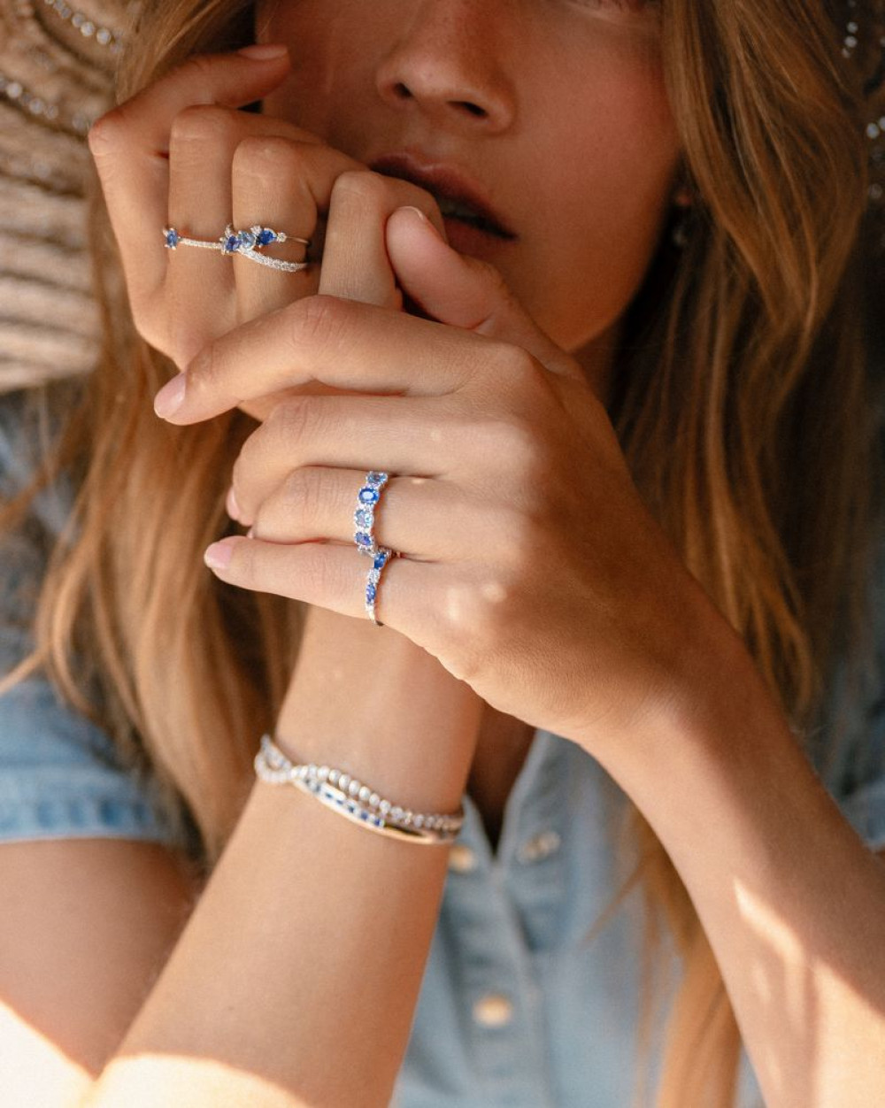 18-karaat-witgouden-meer-steense-ring-met-saffier-aquamarijn-en-diamant