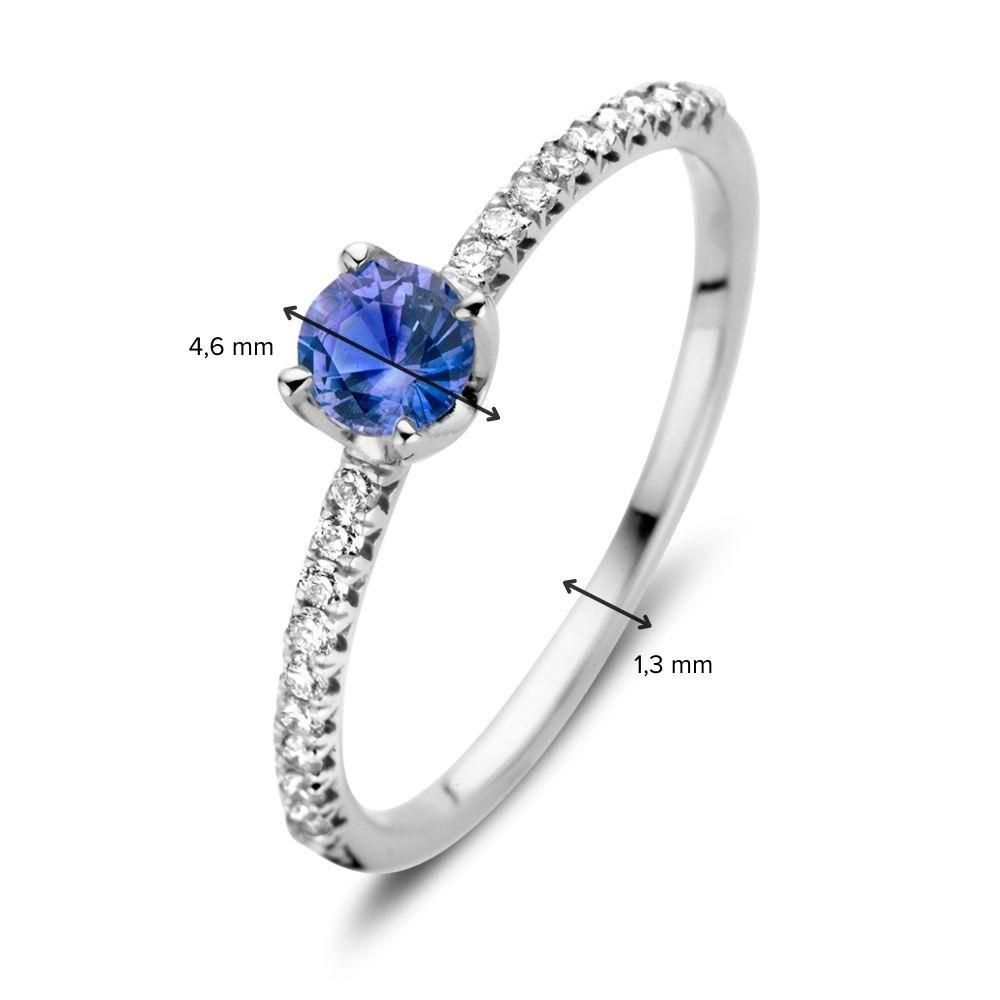 18-karaat-witgouden-solitair-ring-met-blauwe-saffier-en-briljanten-als-zijstenen