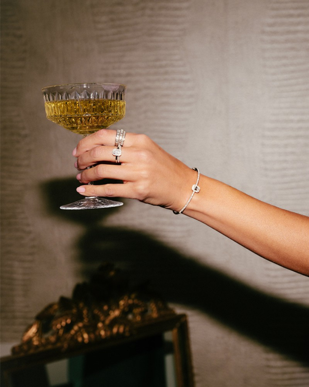 klassieke-ronde-ring-met-stenen-van-14-karaat-witgoud-met-briljante-diamanten-half-rondom-gezet