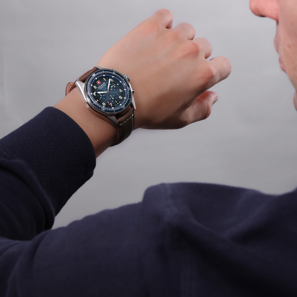 swiss-military-hanowa-greyhound-smwgc0003802-chronograaf-horloge-staal-leder-zilverkleurig-blauw-bruin-43-mm