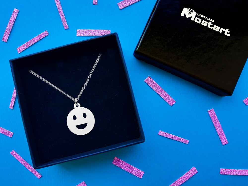 zilveren-smiley-hanger-lachend-15-mm-breed-hoogte-18-mm