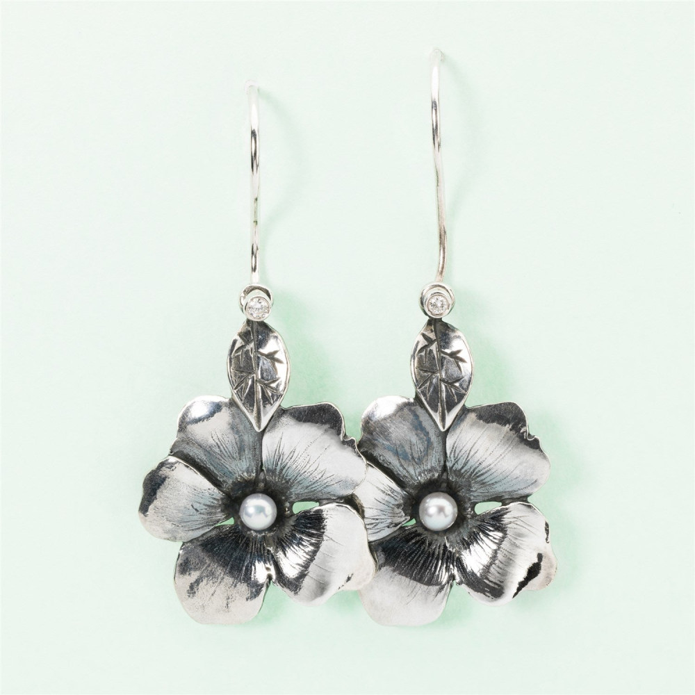 trollbeads-tagea-00082-bloem-oorhangers-zilver-met-zoetwaterparel