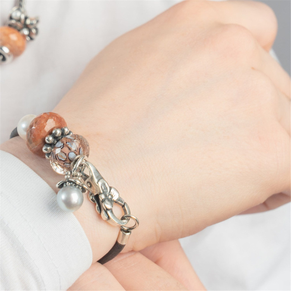 trollbeads-druppels-van-aandacht-tglbe-30133-glazen-kraal-met-bruine-en-witte-tinten