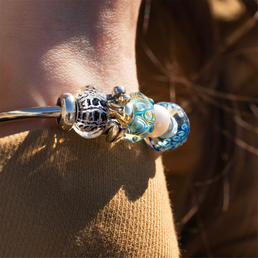 trollbeads-mand-van-sereniteit-tglbe-30134-glazen-kraal-met-zwart-wit-en-lichtblauw-patroon