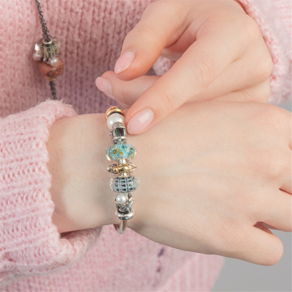 trollbeads-mand-van-sereniteit-tglbe-30134-glazen-kraal-met-zwart-wit-en-lichtblauw-patroon