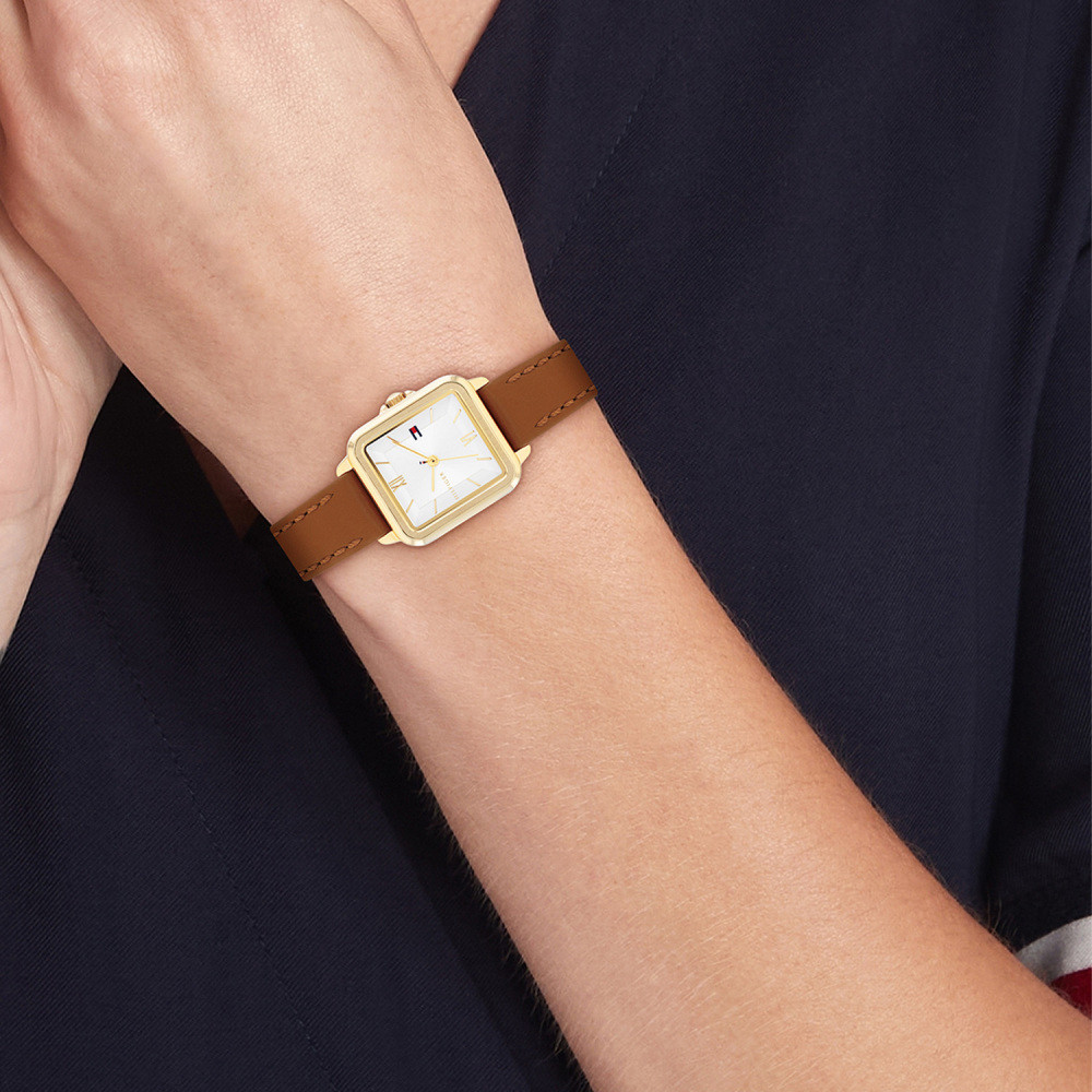 tommy-hilfiger-mia-th1782859-rechthoekig-dameshorloge-in-goudkleurig-staal-en-bruin-leer